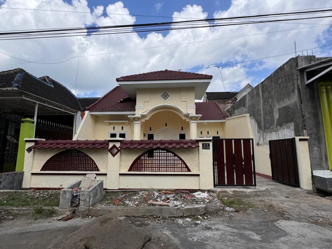 RUMAH LUAS DI JALUR UTAMA PERUM TAMAN GADING JEMBER