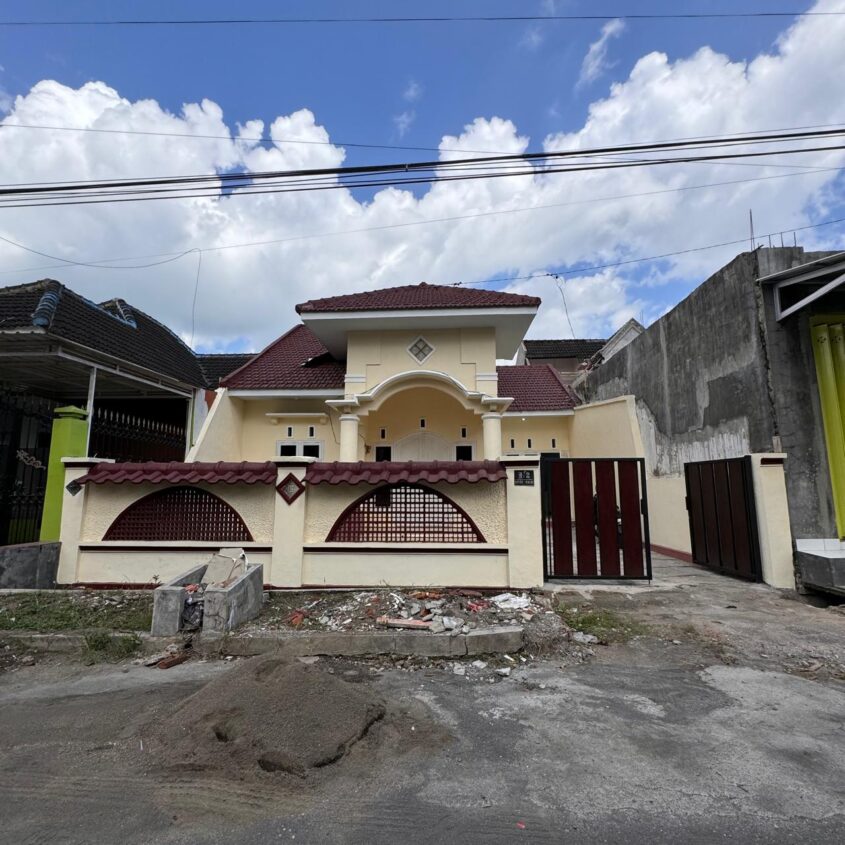 RUMAH LUAS DI JALUR UTAMA PERUM TAMAN GADING JEMBER