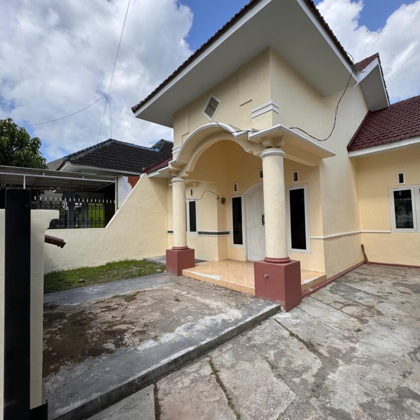 RUMAH LUAS DI JALUR UTAMA PERUM TAMAN GADING JEMBER